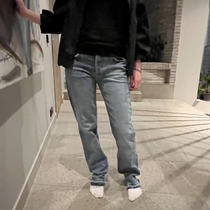 Straight jeans från Zara - Så coola straight jeans!! Använda 1 gång. Är 163 cm lång