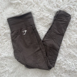 Gymshark tights - Gymshark tights från vital Seamless kollektionen. De är i strl S och hur färgen faktiskt ser ut ser man på andra bilden!! 