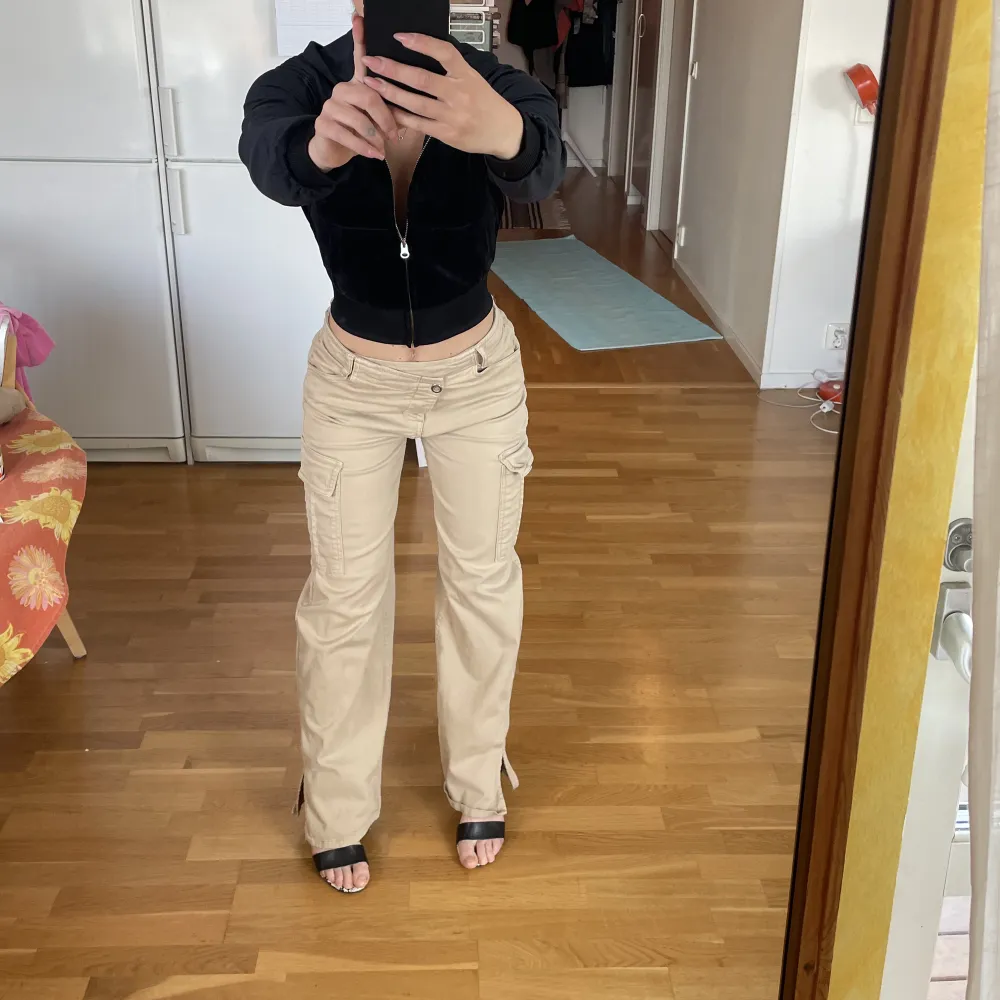 Skitsnygga cargopants från pull & bear som sitter perfekt. Har tappat 2 knappar vid midjan men det syns ej över huvud taget! Se bild 3. . Jeans & Byxor.