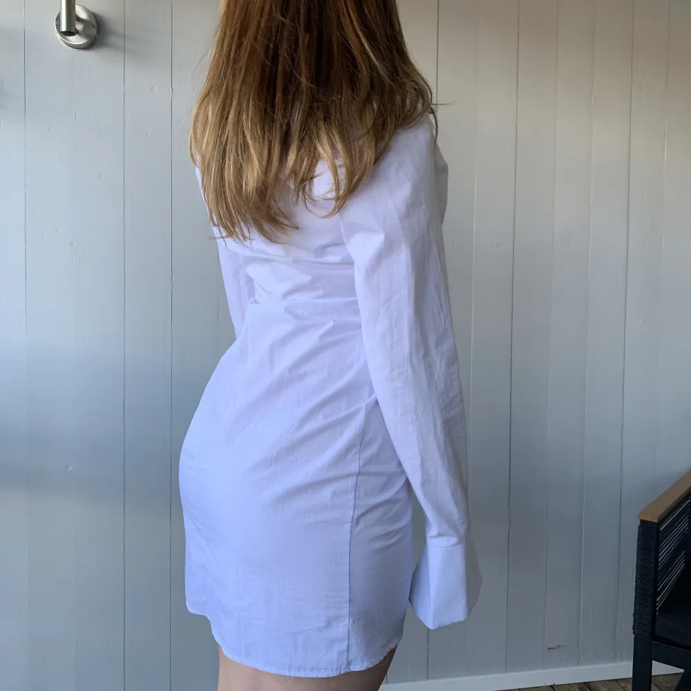 En supersnygg skjortklänning som är helt oanvänd med prislapp kvar, köpt från nelly 🌸perfekt till studenten, storlek 38 😊 köparen står för frakt. Klänningar.