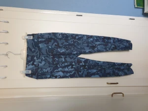 Träningstights aldrig använda - Aldrig använda träningstights! Fickor på båda sidor.