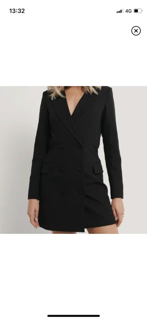 Kavajklänning - Svart kavajklänning från NAKD enbart testad Storlek 38