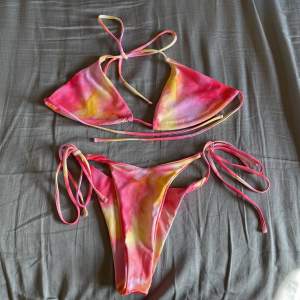 Säljer denna färgglada bikiniset ifrån shein för endast 50 kr! Detta set är helt oanvänt!🌟🌟 underdelen är i storlek S och överdelen i storlek M