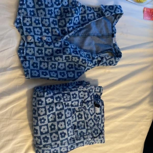 Blå jeans med blommor mönster  - Helt använd 2 gången bara från hm 