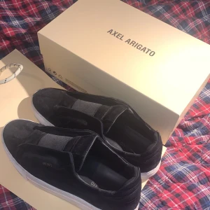 Axel aritato - Nästan helt nya Axel arigato skor storlek 45, säljs då dem ej passar mig längre!  Påse✅ Box✅ Dustbag✅ Kvitto✅  