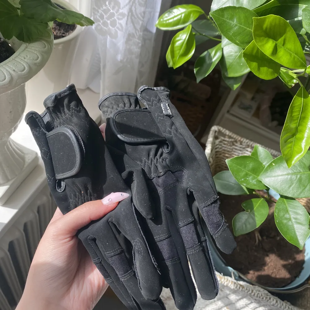 Handskar använda några gånger men köpt nya så använder inte längre! Storlek M. Övrigt.