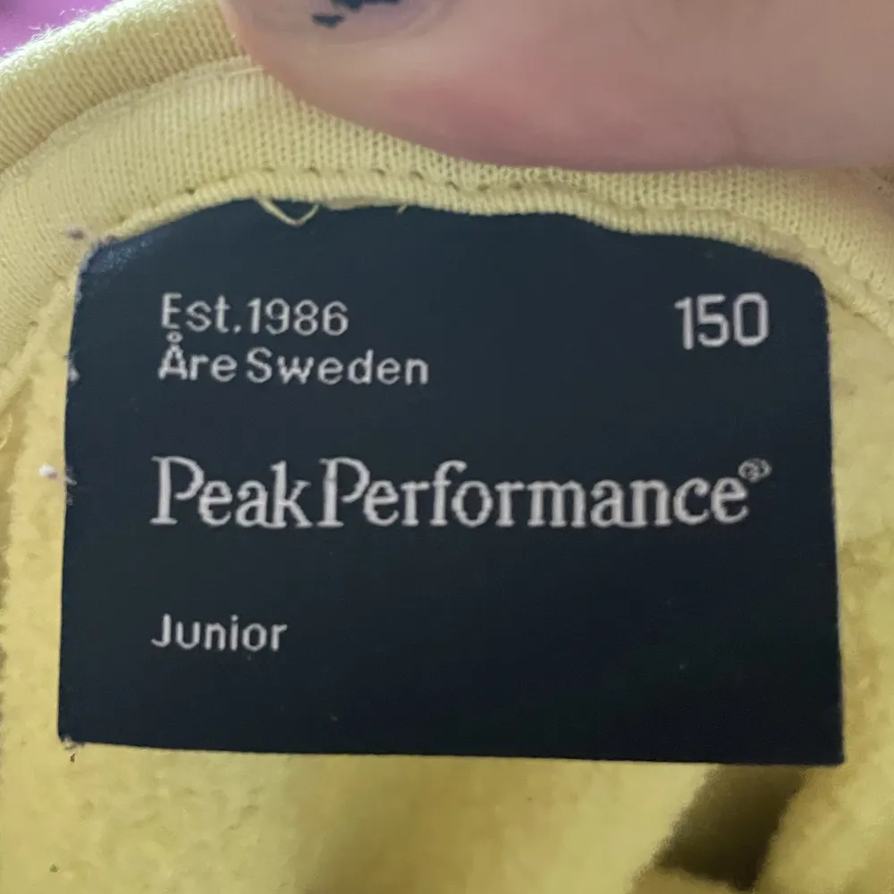 Peak performance tröja som jag tror är gammal! Super fin och passar bra även fast den är för barn💓. Hoodies.
