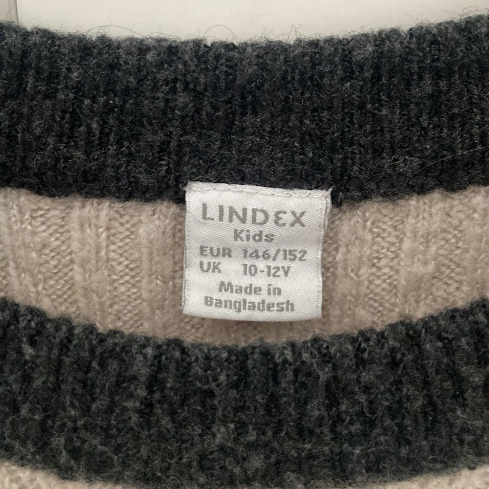 Jag säljer en fin stickad tröja från Lindex, den har använts ca 5-6 gånger lite nopprig men inget man tänker på, köparen står för frakten💗. Stickat.