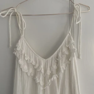 Lång vit sommarklänning - Zara  - Jätte söt långklänning från Zara, köpte den för två år sedan så den finns alltså inte längre i butik. Köpte den för 550kr ny och säljer därför för 350kr+frakt! Kontakta gärna för fler bilder!💕 klänningen är justerbar då man knyter (se bilder)🌷