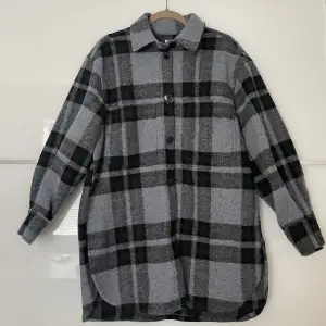 Oversized skjortjacka från H&M, strl S, 250 kr, använd fåtal gånger. 