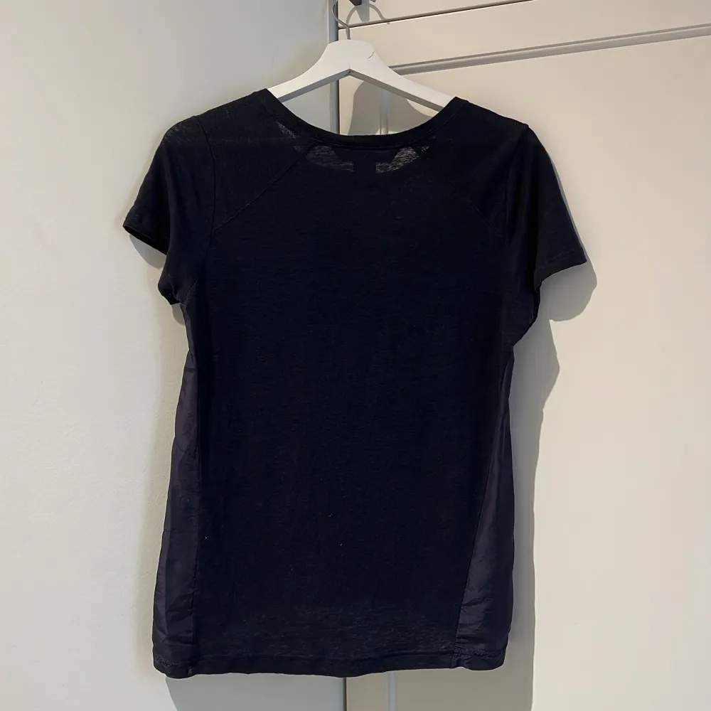 Mörkblå T-shirt i 100% linen och silkesdetljer på sidan av 100% silke. Storlek S. Märke Marc By Marc Jacobs.. Toppar.