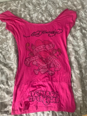 Ed hardy tröja  - As snygg edhardy Off shoulder topp med rhinestones!!💘