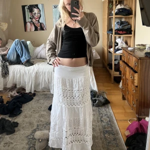 Långkjol - Vit Långkjol med superfina detaljer🖤xs och stretchig 