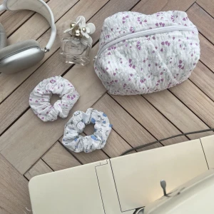 scrunchie/necessär/hårband - egengjorda sqrunchies, hårband & necessärer 💗🌸 hör av er vid intresse 🫶🏼scrunchie& hårband 50kr styck, necessär 250kr