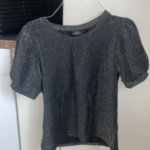 Glittrig top med ballongärm - Väldigt fin glitter top med ballongärmar. Storlek: S. Köpt från KappAhl. 