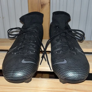 Nike mercurial fotbollsskor  - Säljer nu ett par fotbollsskor, som är i använt men väldigt bra skick. Har inte använt dom så mycket. (Finns inte någon innersula)