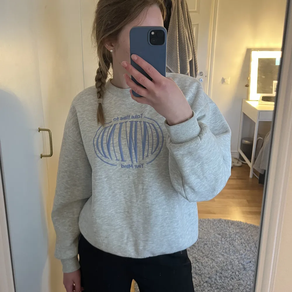 Skön sweatshirt från Gina som används en gång, säljs för att den inte används🩵 . Hoodies.