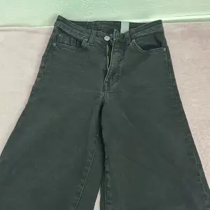 Ett par svarta jeans i storlek 34 då det har blivit få små för mig . 
