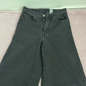 Culotte High waist denim - Ett par svarta jeans i storlek 34 då det har blivit få små för mig . 