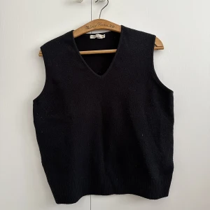 Väst - Stickadväst köpt på Stockholms Stadsmission, bra skick! Det är herrstorlek, men sitter lite oversized på mig som har S/36.