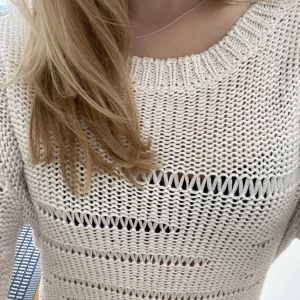Vit stickat tröja - En jättefin stickat tröja som passar perfekt som överdrag till sommaren💗