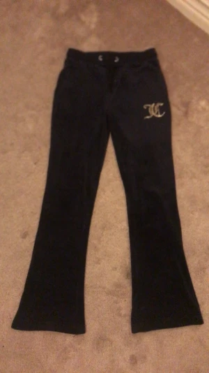 Juicy couture byxor - Säljer mina juicy couture byxor i färgen night sky eftersom att de är för små❤️De är i storlek 10/11 men passade mig när jag var ca 145cm. Skriv för fler bilder, pris kan diskuteras och tryck inte på köp nu