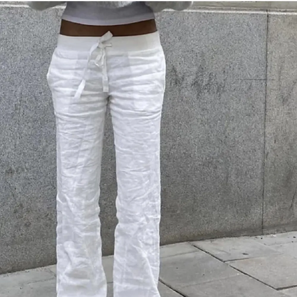 Så fina linnebyxor från Lova Widerbergs märke alobha. Byxorna är helt i nyskick och säljer då de var lite för stora. Så perfekta till sommaren och så fin kvalite💗💗 Direktpris 900kr💗 skriv för egna bilder🫶🏼🫶🏼. Jeans & Byxor.