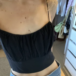 Topp - Helt ny topp från Showpo (prislapp kvar). Passar till allt och har justerbara band. 