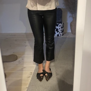 Skinnbyxor - Så coola skinnbyxor i perfect fit! Ascoolt pressveck mitt på och snygga i midjan