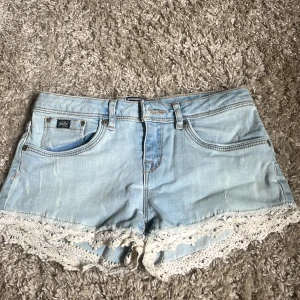 Jeans shorts - Lågmidjade as snygga jeansshorts som tyvärr är för stora! Nån liten blekning typ finns på shortsens baksida (tredje bilden) men inget man tänker på!