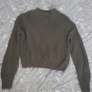 Stickad tröja - Grön stickad tröja från hm. Den är använd några gånger men i bra skick