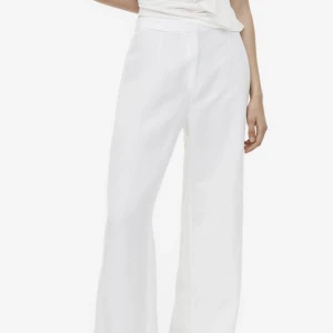 Vita Linnebyxor  - Helt nya (endast testade) linnebyxor från HM, tyckte de var lite för långa och glömde helt bort att lämna tillbaka dem i butik och nu är det försent så säljer dem billigare här🫶🏽 Jättefina och är i bredare modell i benen som det syns på bilderna🥰