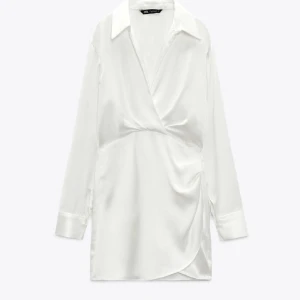 Zara Satin  - Säljer denna fina satin klänning från Zara, helt oanvänd i storlek S med lapp på🌸