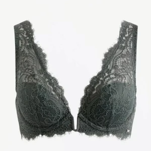 Grön bh 75C (?) - Grön bh i bra skick, står inte storlek men är rätt säker på att de är 75C. Köpt från Lindex för ca 1,5 år sen för 300kr. Säljer för 150kr + frakt 