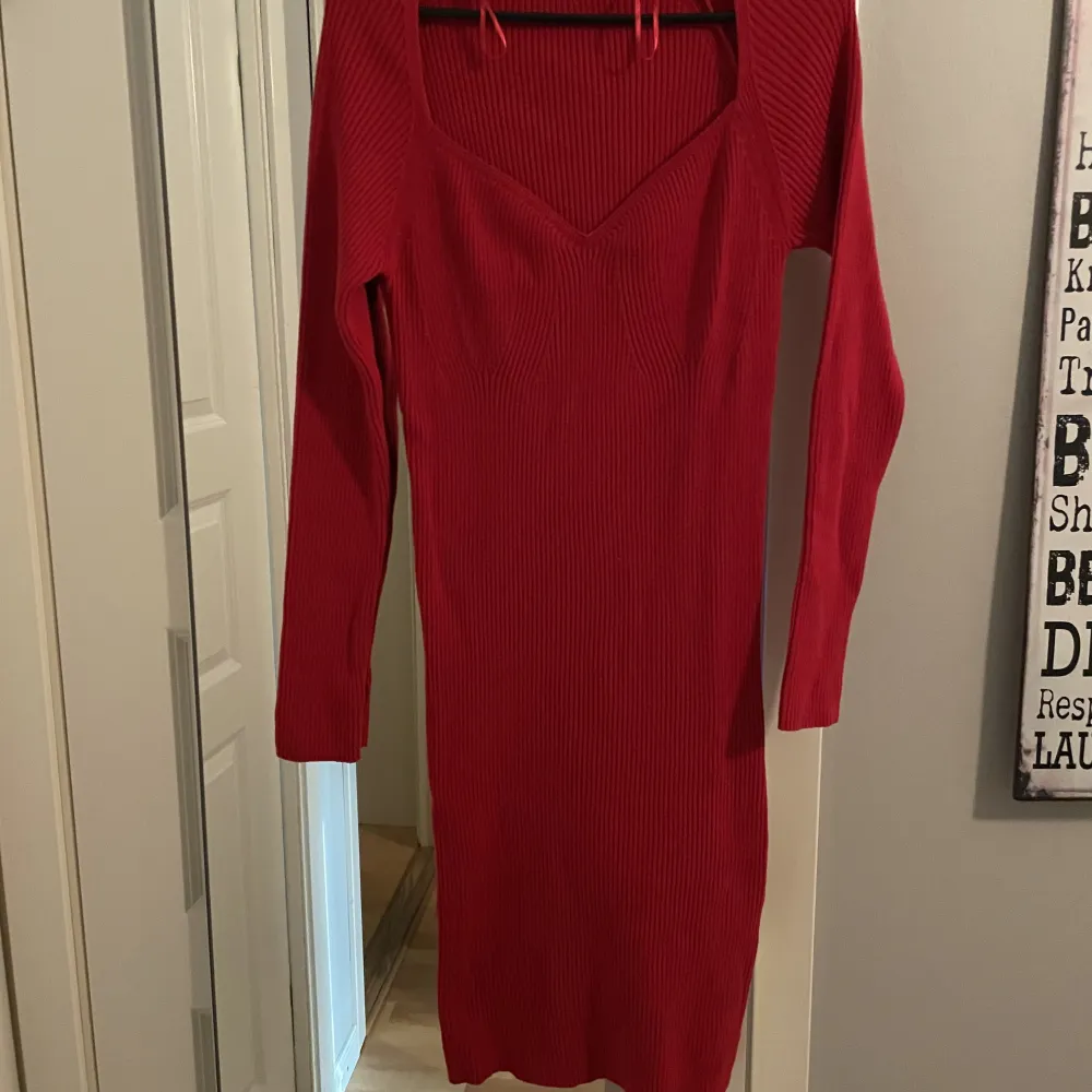 Säljer denna helt nya stickade klänningen från Gina som var för stor🫶🏼 perfekt till sommaren💓  bara att höra va sig vid frågor! Nypris 500. Klänningar.