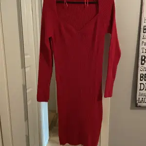 Säljer denna helt nya stickade klänningen från Gina som var för stor🫶🏼 perfekt till sommaren💓  bara att höra va sig vid frågor! Nypris 500