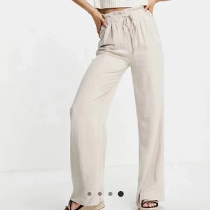 Linnebyxor - Superfina linnebyxor från PULL &BEAR, i polyesterliknande material men påminner ändå om linne. Knappt använda så i superfint skick💕💕Använd gärna köp själv funktionen💕