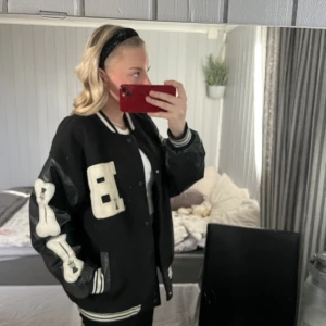 Jacka  - Säljer denna jackan som inte är äkta utan en kopia⭐️ väldigt Oversized  passar både kille och tjej 