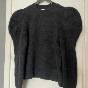 Stickad tröja - Svart stickad tröja från vila med stora puffärmar i storlek S men den är stor i storleken så det passar även M