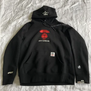 AAPE by Bape Hoodie - Säljer en Aape by Bape hoodie. Som ny. Storleken på hoodien är L men sitter som S. Köpt på Sneakershyllan för 1300kr. Såklart så är den äkta. Kan mötas upp i Stockholm eller frakta spårbart.