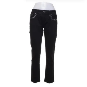 Miss me jeans - Ascoola lowwaisted miss me jeans med rhinestones på fickorna! Köpta på sellpy för 600 spänn och endast provade av mig. Älskar dem, men de är  lite stora på mig så säljer vidare av den anledningen. 82 cm i midjan (omkrets). Skriv för fler bilder.