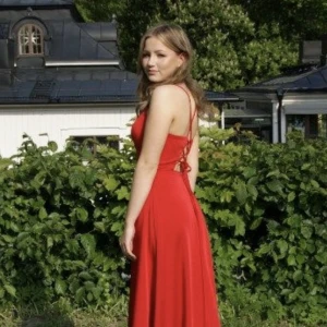 Jättefin balklänning  - Röd balklänning strlk 36❤️korsande knyte i ryggen och den är använd en gång! Jag är 163 och den går nästan hela vägen ner till marken🫶🏻🫶🏻 Den är använd en gång och är som ny! Nypris: 2000