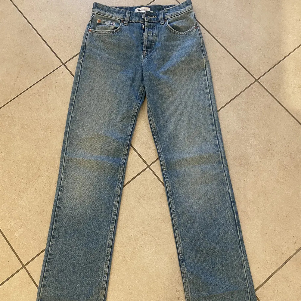 Säljer mina fina zara jeans!  Säljer mina fina jeans för att de är förstora, jättefint skick och knappast andvända💗. Jeans & Byxor.