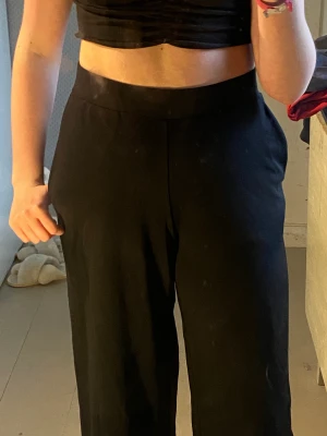 Kostymbyxor - Säljer dessa sköna kostymbyxor ifrån Indiska. De känns nästan som ett par mjukisbyxor, jättesköna.