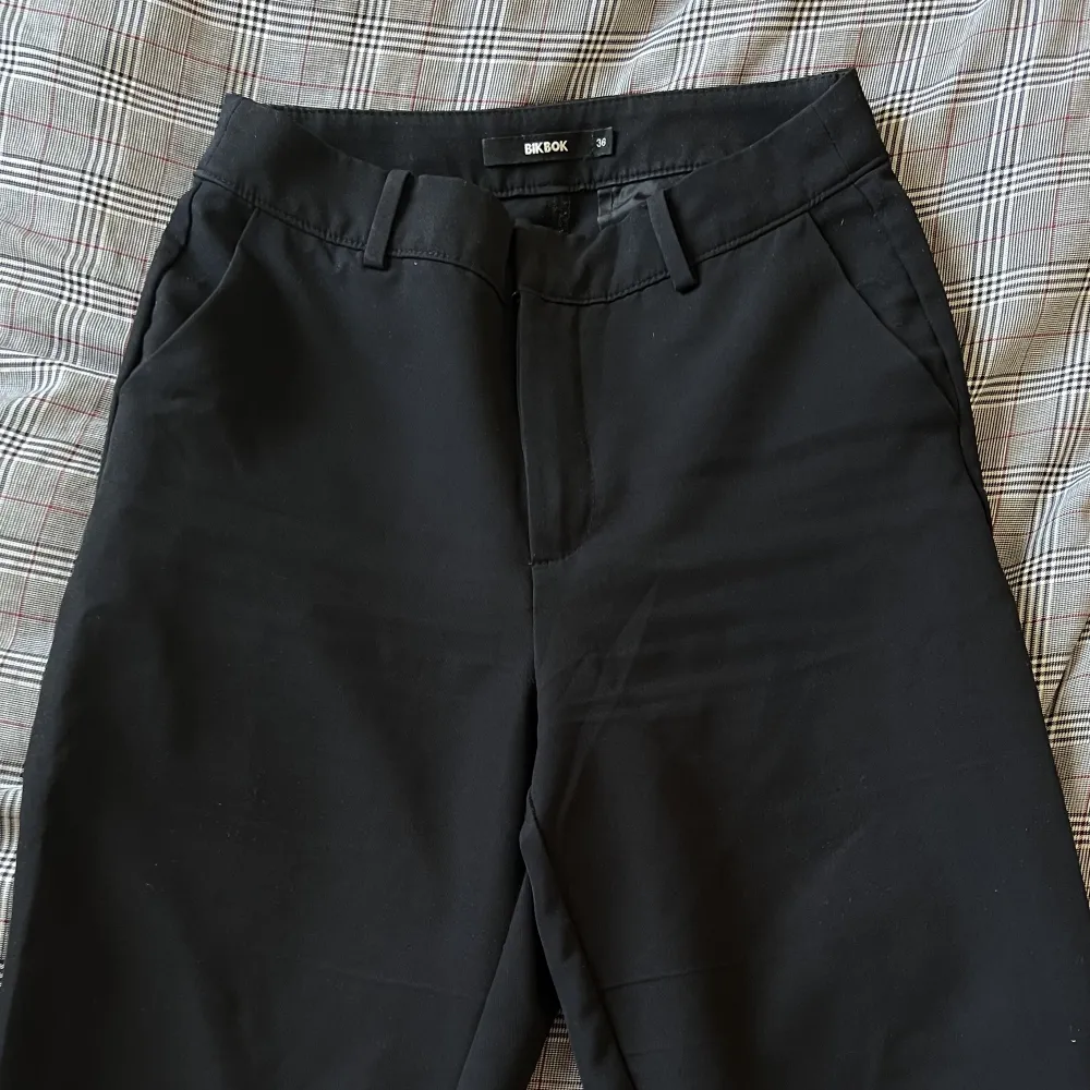 Svarta kostymbyxor från bikbok. Lite lätt utsvängda. Används sparsamt. Jeans & Byxor.