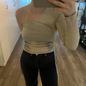 Tröja - Beige stickad tröja med en ärm från NA-KD, endast använd någon gång då den är lite för stor för mig. Storleken är xxs.🤎