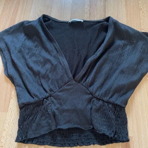 Svart tröja - Skriv om du är intresserad så kan vi diskutera pris, frakt och så vidare😊 Bara att skriva om du vill ha fler bilder