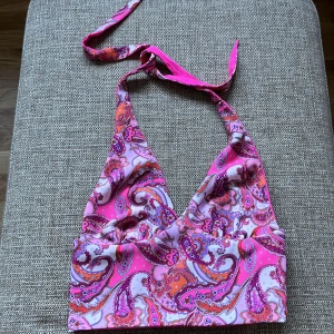 Super söt sommar topp (reversibel) - Halternecktopp från bikbok med öppen rygg. Går att vänta ut och in för en annan stil. Inte använd, topp skick!
