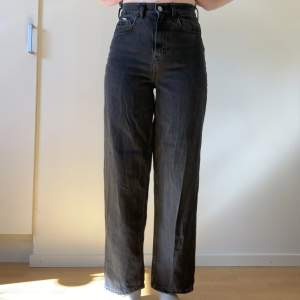 Thriftade byxor: - Stilrena, raka jeans - Stl S (dam) - Midja ca 76 cm - Stuss ca 99 cm - Ytterben ca 106 cm - Innerben ca 75 cm - Plagget är i bra skick, jag säljer för att det inte passar längre.