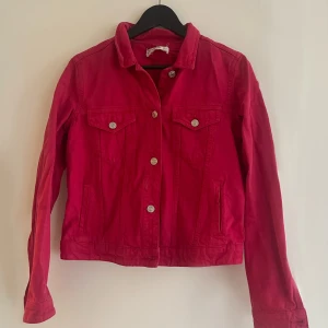 Röd Jeansjacka Mango  - En röd jeansjacka från mango. Har en normal passform, dvs sitter inte jättetajt men är inte heller oversize! Storlek M men passar även S! 